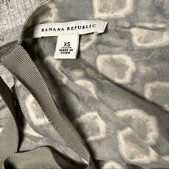 Banana Republic 100% Silk Army Green Ivory Ruffle Racer Back V Neck Blouse xs - Picture 9 of 11